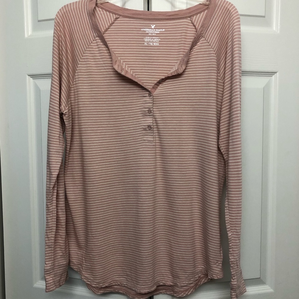 American Eagle blush and white henley top